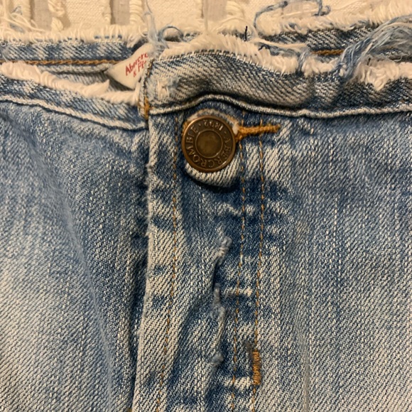 Abercrombie & Fitch light wash, fringe shorts - Picture 4 of 5